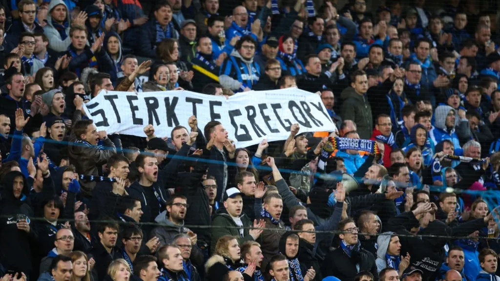 Fanoušci v Belgii vyjadřovali mladému obránci podporu, když byl ještě v nemocnici
