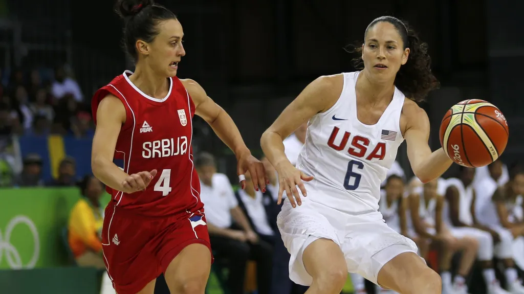 Tamara Radocajová se snaží bránit Američanku Sue Birdovou