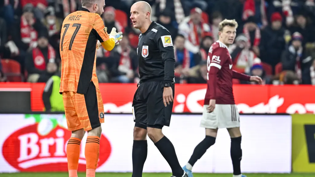 Rozhodčí Szymon Marciniak v derby pražských "S"