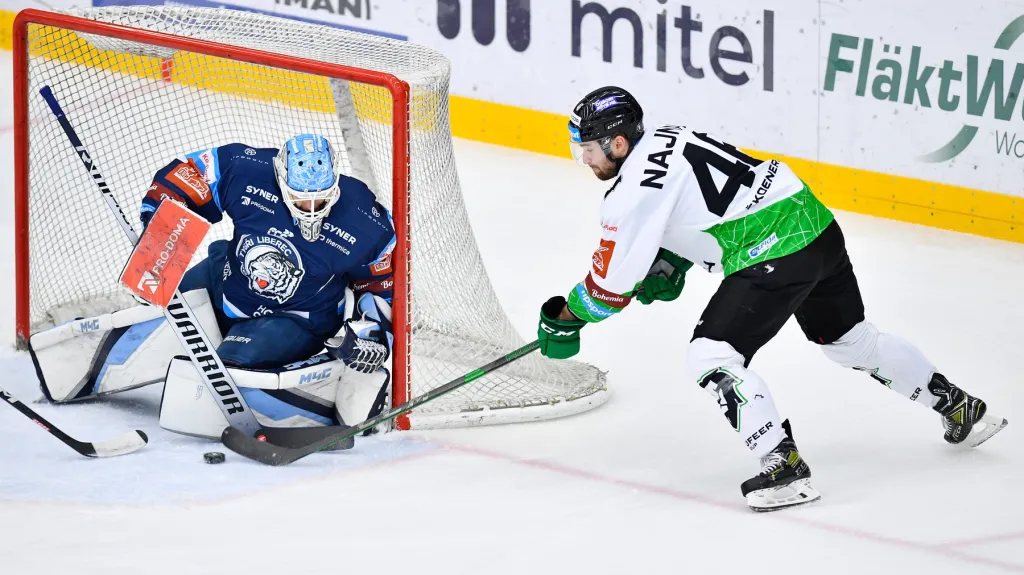 Mladoboleslavský Ondřej Najman před brankou libereckého Petra Kváči