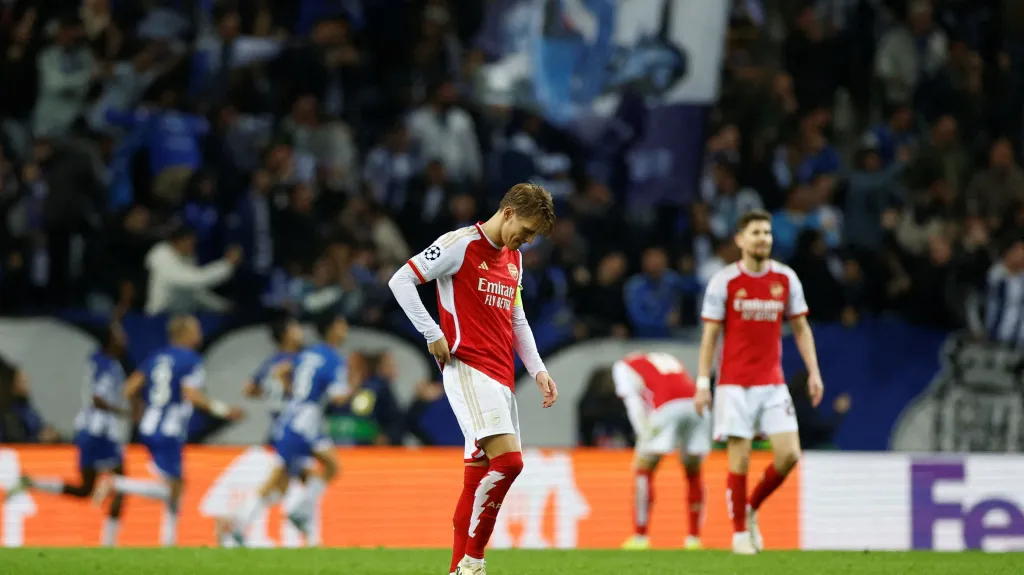Zklamaní fotbalisté Arsenalu po inkasovaném gólu v Portu