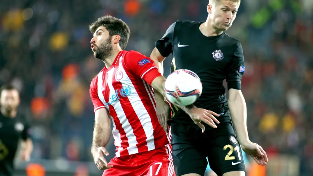 Václav Procházka v dresu Osmanlisporu (vpravo) v utkání proti Olympiakosu Pireus