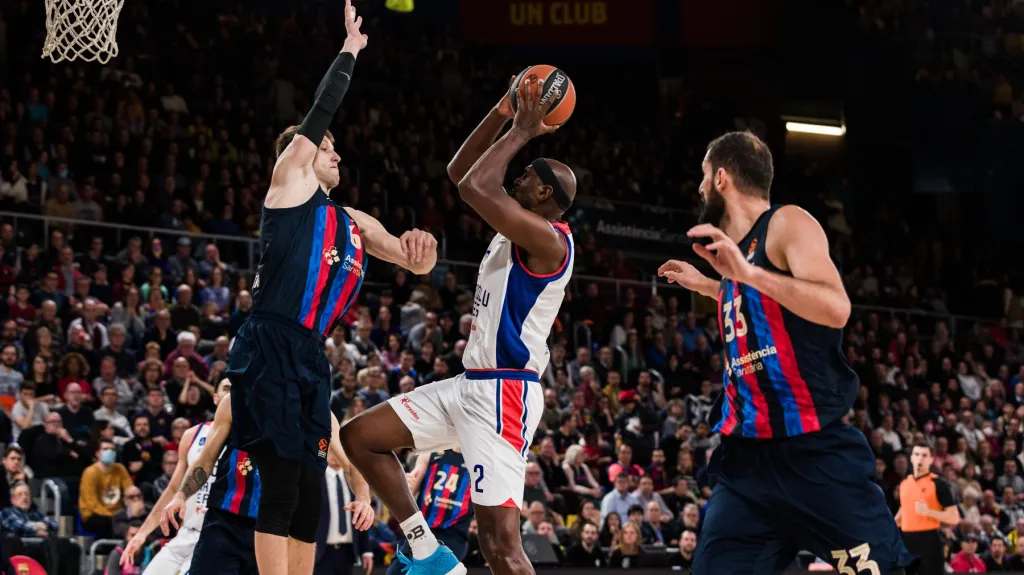 Jan Veselý v duelu s Efesem Istanbul