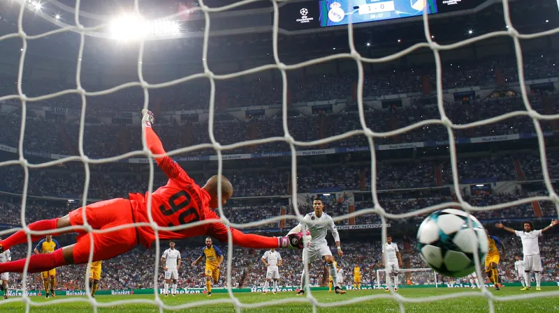 Cristiano Ronaldo dává z penalty druhý gól Realu