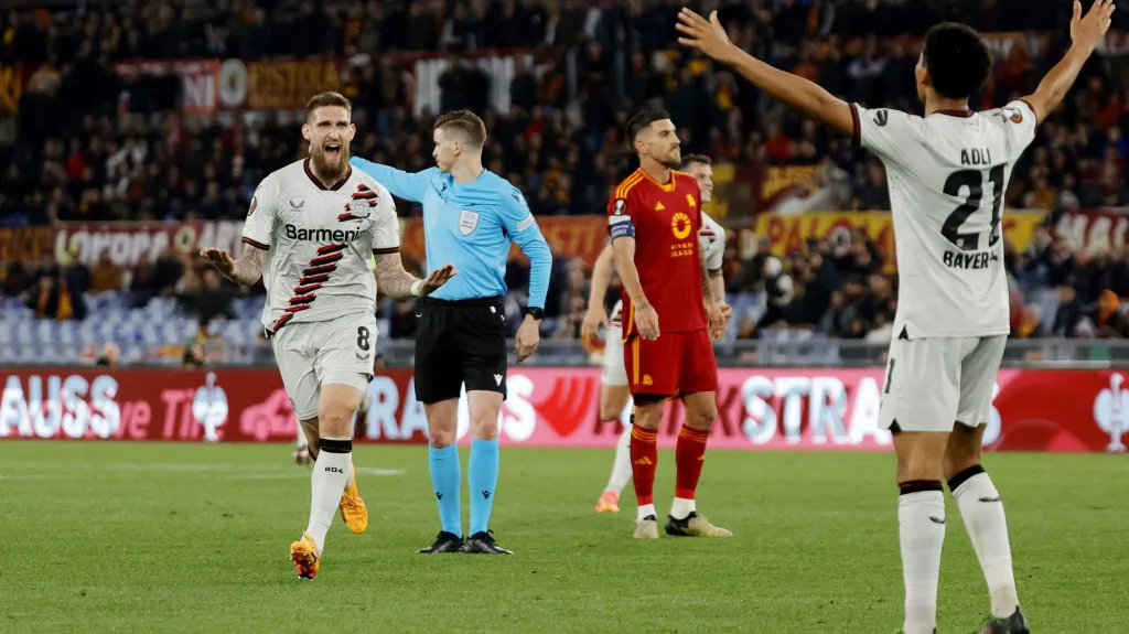 Fotbalisté Leverkusenu se radují z gólu v Římě
