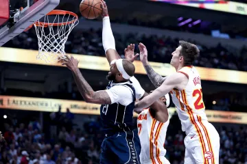 Vít Krejčí z Atlanty v obranné činnosti proti Dallasu