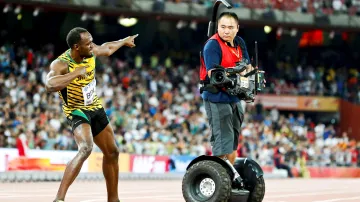 Typické gesto Usaina Bolta pár okamžiků po finále stovky