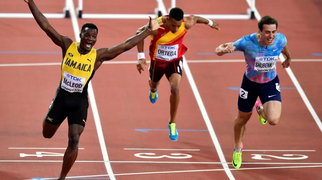 Omar McLeod (vlevo) si podmanil závod na 110 metrů překážek