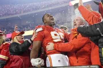 Obránce Kansasu Chris Jones slaví s fanoušky Chiefs