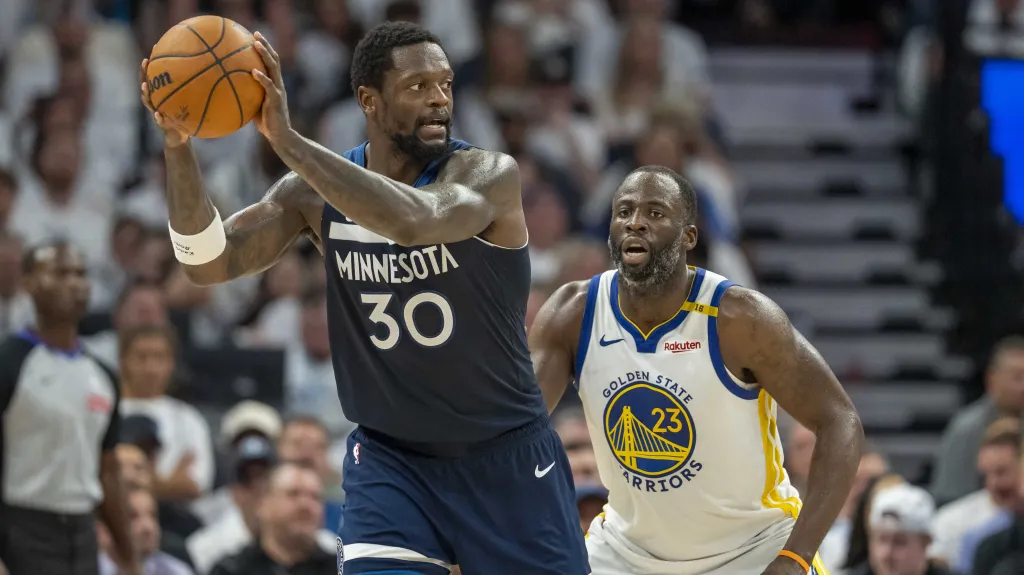 Julius Randle a Draymond Green v utkání Minnesoty s Golden State