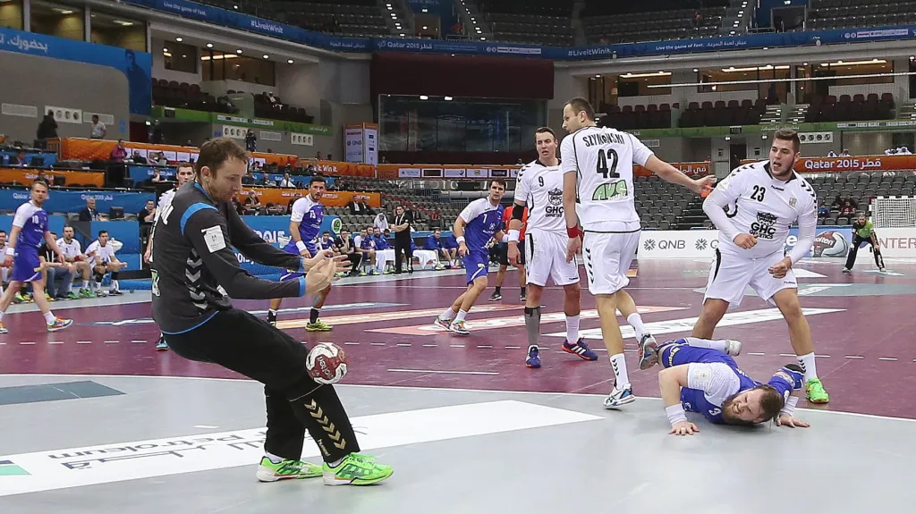 Petr Štochl chytá jednu ze střel islandských hráčů