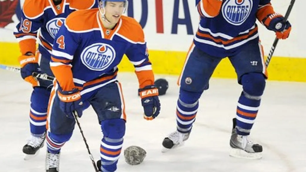 Hráči Edmonton Oilers oslavují gól