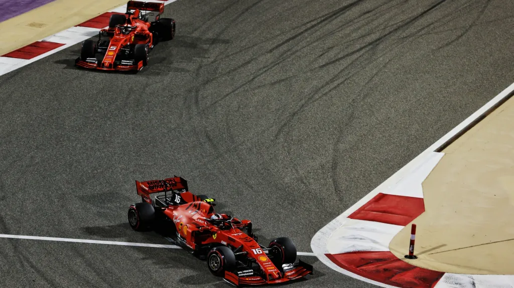 Vozy Ferrari v čele závodu v Bahrajnu až do cíle nevydržely