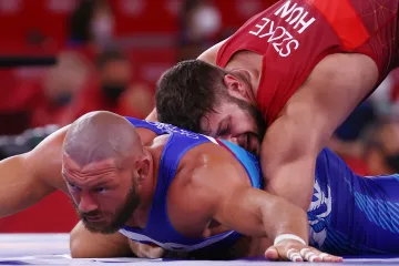 Artur Omarov (v modrém)