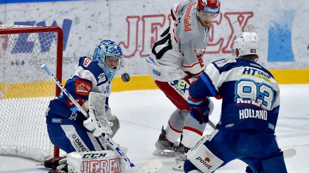 Brněnský brankář Jakub Sedláček čelí šanci Hradce Králové