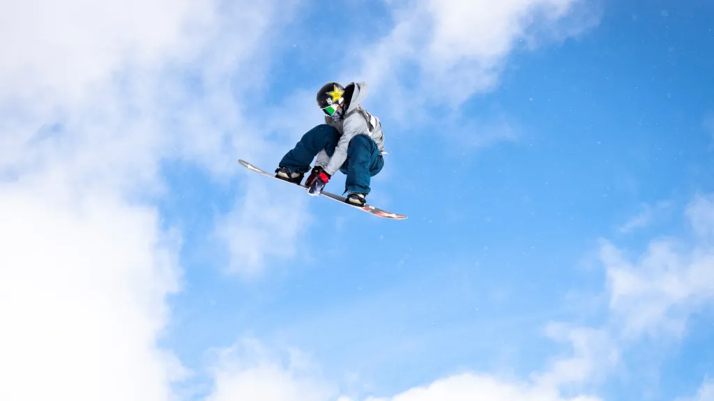 Americký snowboardista Chris Corning v disciplíně slopestyle