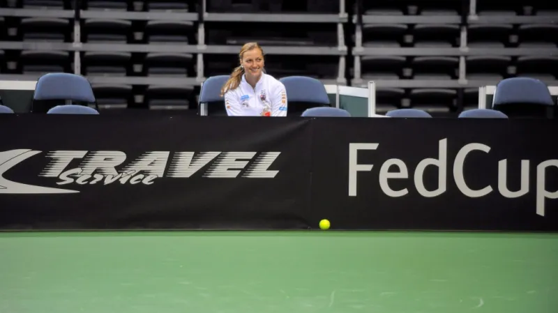 Petra Kvitová sleduje trénink svých spoluhráček