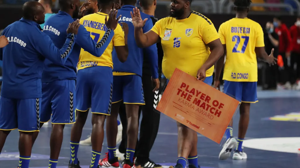 Konžský pivot Gauthier Thierry Mvumbi s cenou pro nejlepšího hráče utkání