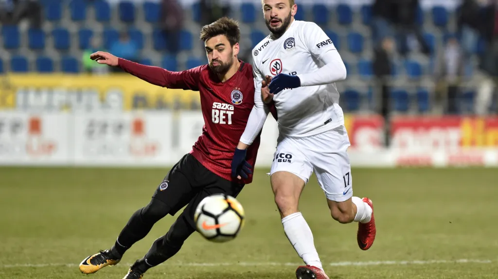 Tomáš Zajíc ze Slovácka (vpravo) v souboji s Davidem Hovorkou ze Sparty