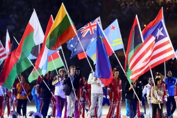 Vlajkonoši výprav při závěrečném ceremoniálu