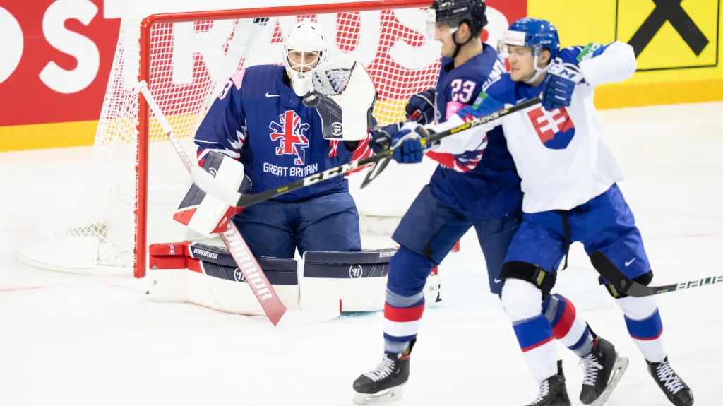 Brankář Britů Ben Bowns (vlevo) v utkání proti Slovensku