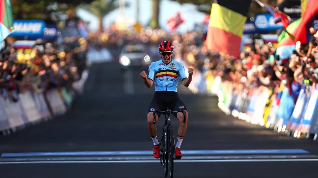 Remco Evenepoel slaví titul mistra světa