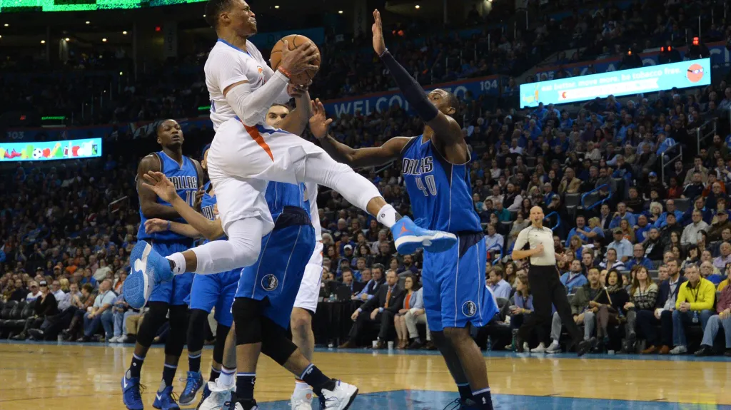 Russell Westbrook během utkání proti Dallasu