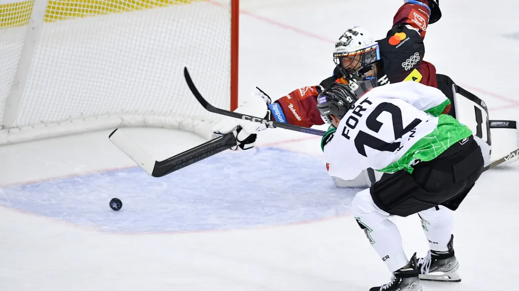 Tomáš Fořt z Mladé Boleslavi překonává Jakuba Kováře ze Sparty