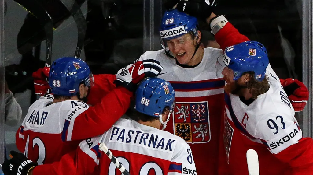 Lukáš Radil (uprostřed) slaví se spoluhráči gól proti Kanadě