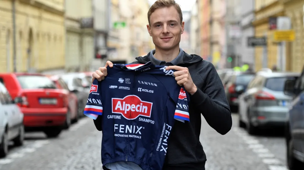 Petr Vakoč s dresem svého nového týmu