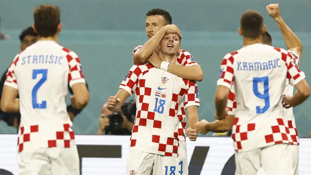 Fotbalisté Chorvatska v čele s Mislavem Oršičem oslavují gól