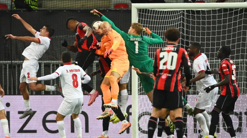 Brankář Bragy Lukáš Horníček v utkání s Nice