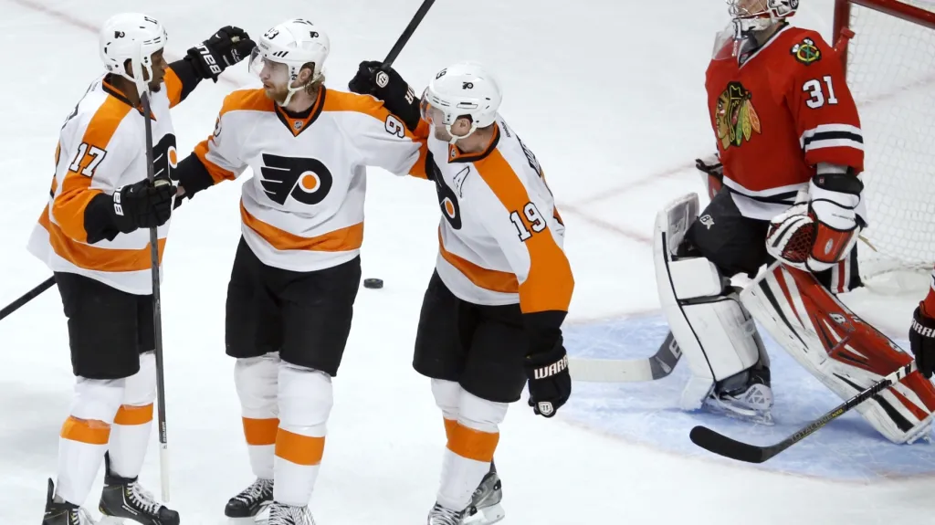 Voráček slaví trefu do sítě Blackhawks