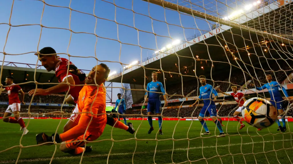 Eric Lichaj překonává Davida Ospinu z Arsenalu