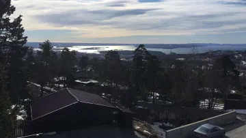 A hned po vydrápání na strmý kopec se nabídnou krásná panoramata. Oslo jako na dlani