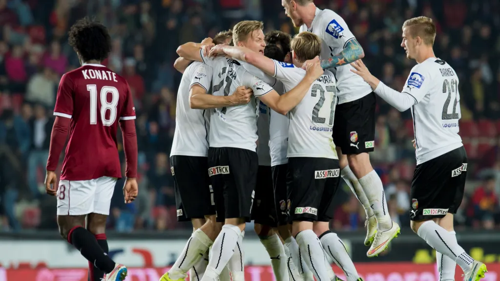 Plzeňští fotbalisté slaví v utkání se Spartou