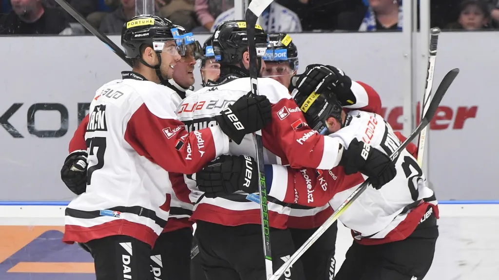 Hokejisté Sparty se radují z gólu