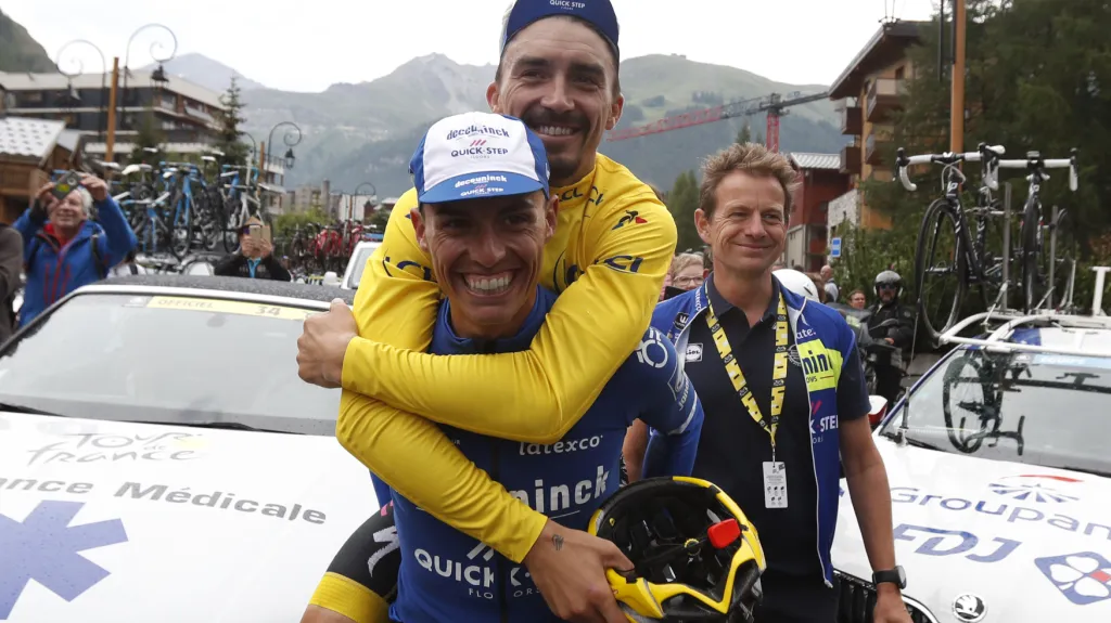 Julian Alaphilippe na zádech Enrica Mase