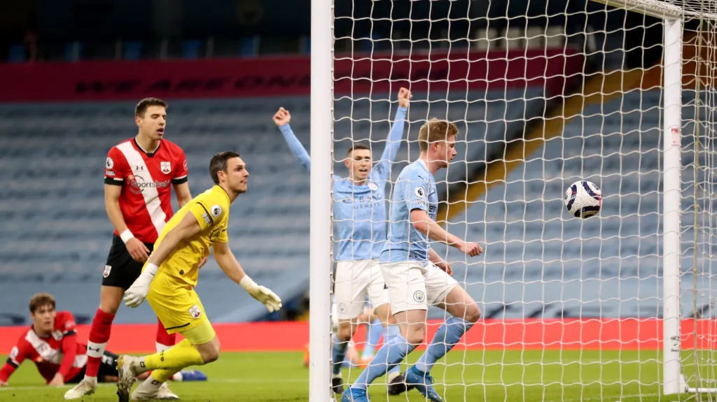 Kevin De Bruyne střílí gól do sítě Southamptonu