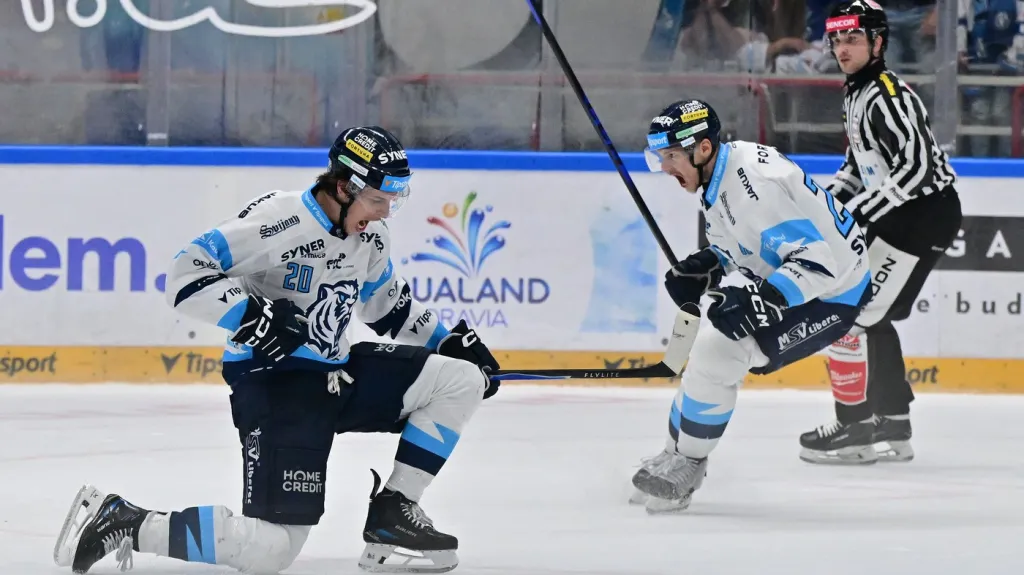 Jaromír Pytlík z Liberce (vlevo) se raduje z gólu