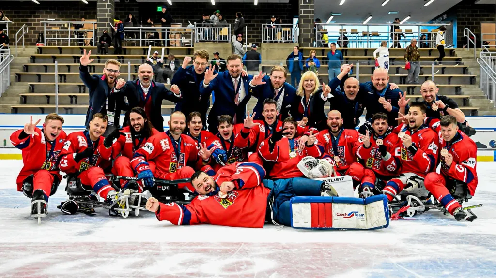 Čeští parahokejisté s bronzovými medailemi z MS