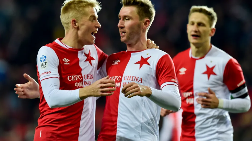 Jaromír Zmrhal (uprostřed) slaví gól společně se spoluhráči ze Slavie