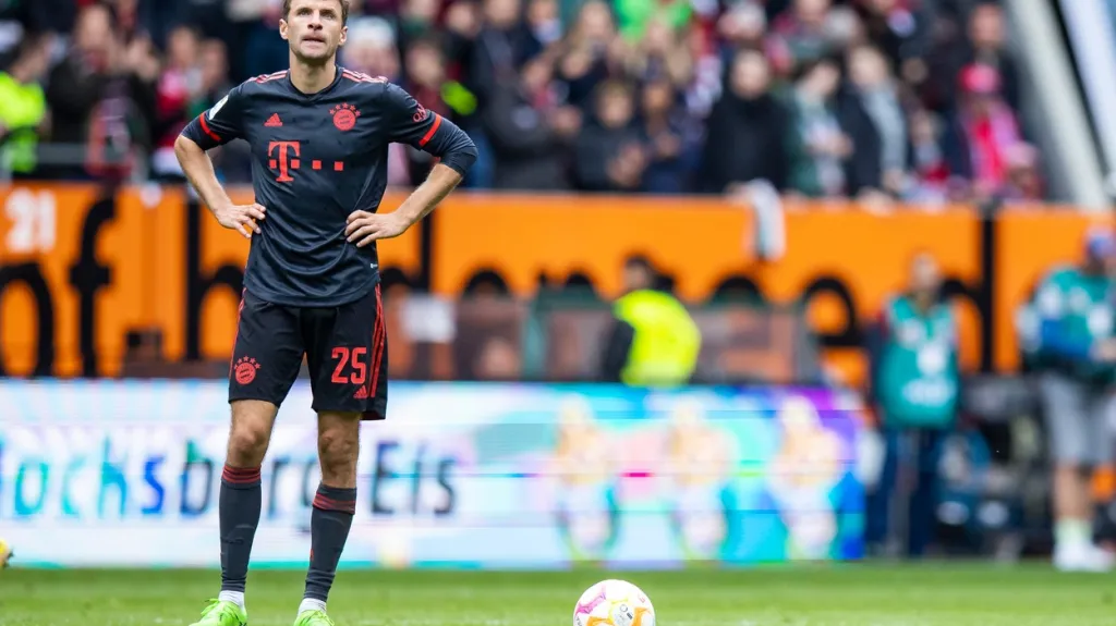 I Thomas Müller se musel smířit s první ligovou prohrou Bayernu.