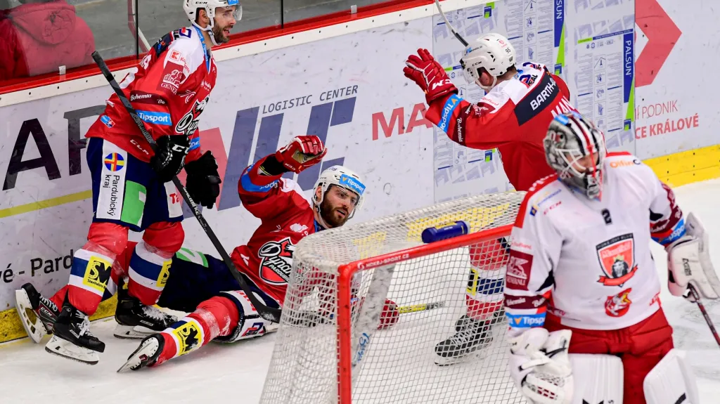 Pardubický Robert Kousal skončil na mantinelu po trefě v Hradci Králové