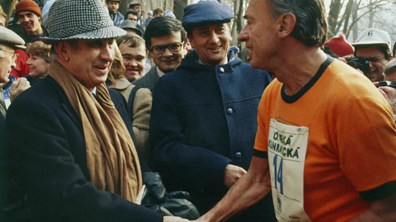 Juan Antonio Samaranch (vlevo) a Antonín Himl (uprostřed) během 50. Velké kunratické (1983)