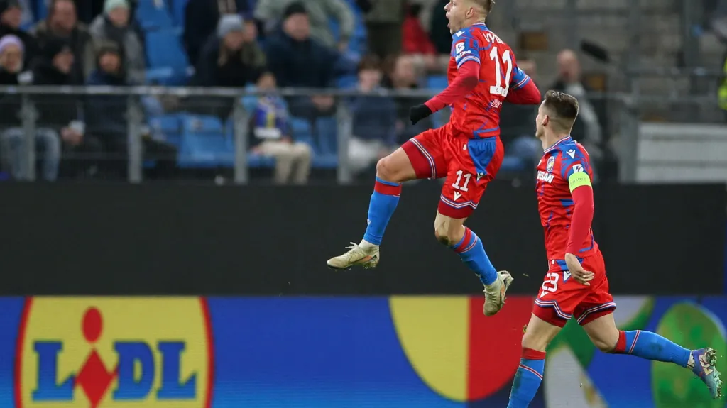 Matěj Vydra a Lukáš Kalvach oslavují branku