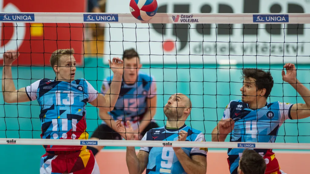 Ostravští volejbalisté zleva Blažej Podlesný, Jan David a Anton Menner v akci