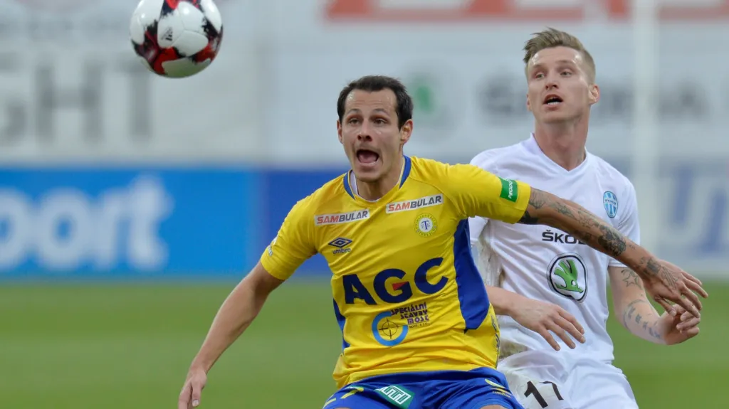  Tomáš Kučera z Teplic (vlevo) se snaží pokrýt míč před Petrem Marešem z Mladé Boleslavi