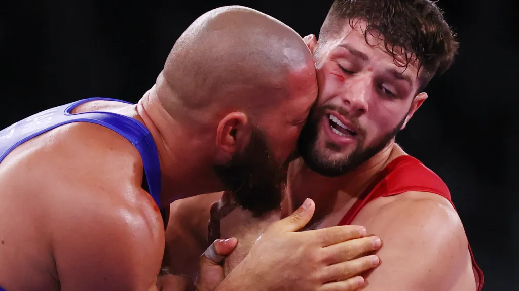 Artur Omarov (v modrém) v zápase na olympijských hrách