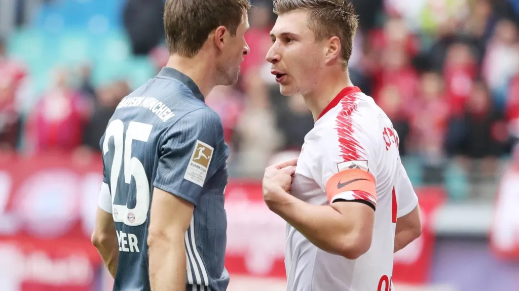 Thomas Müller z Bayernu Mnichov si vyříkává situaci s Willim Orbanem z Lipska